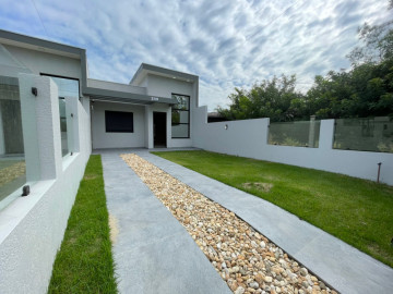 Fortes Im�veis vende - Casa semimobiliada 400m do mar