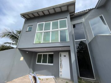 Fortes Im�veis Vende - Sobrado no Emboaba